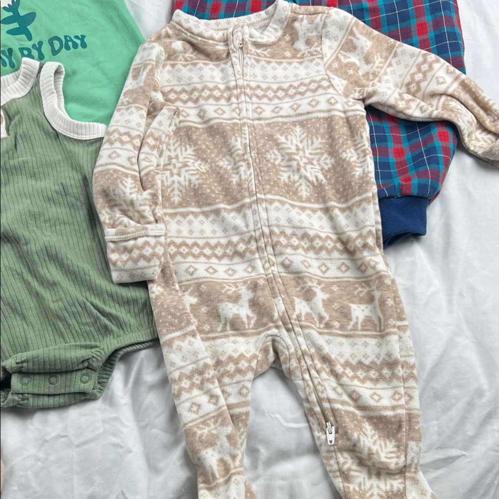 Bundle of 6-9 month baby clothes Burt’s bees, old navy, easy peasy organic - Picture 9 of 12